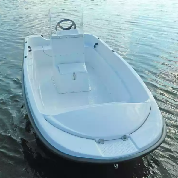 Стеклопластиковая лодка Пингвин с консолью (тримаран) в Таганроге