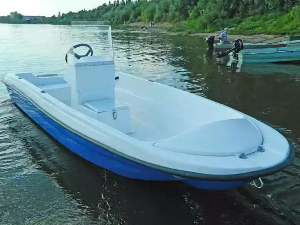 Стеклопластиковая лодка Пингвин с консолью (тримаран) в Таганроге