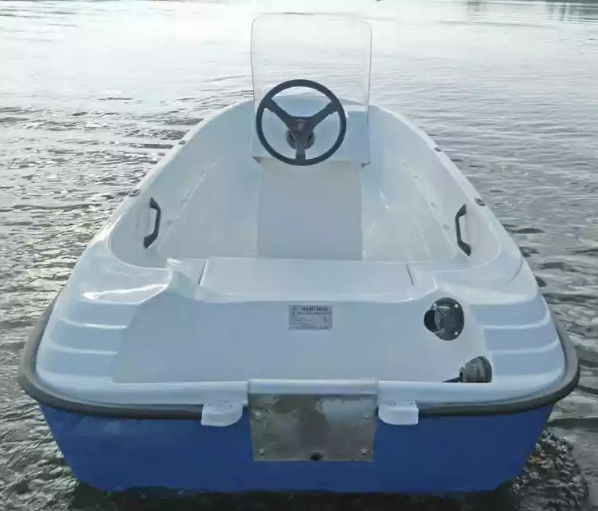 Стеклопластиковая лодка Пингвин с консолью (тримаран) в Таганроге
