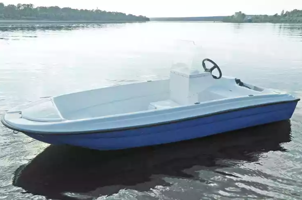 Стеклопластиковая лодка Пингвин с консолью (тримаран) в Таганроге