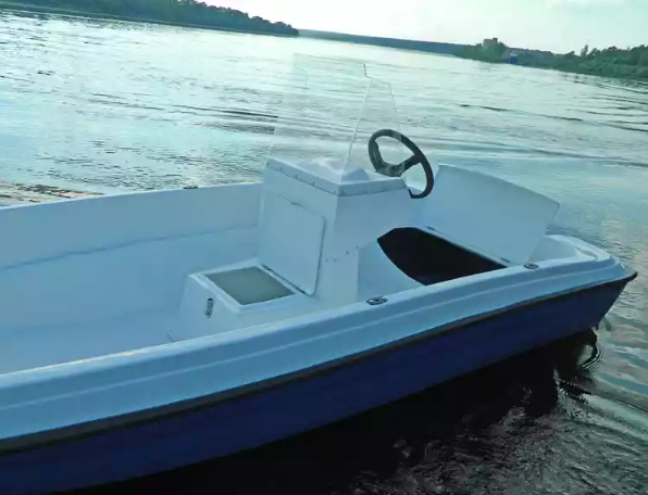 Стеклопластиковая лодка Пингвин с консолью (тримаран) в Таганроге