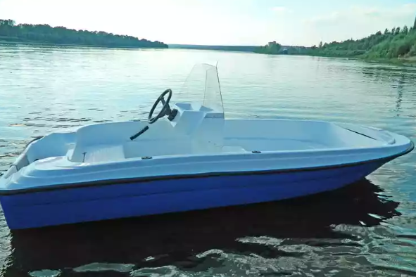 Стеклопластиковая лодка Пингвин с консолью (тримаран) в Таганроге