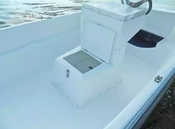 Стеклопластиковая лодка Пингвин с консолью (тримаран) в Таганроге