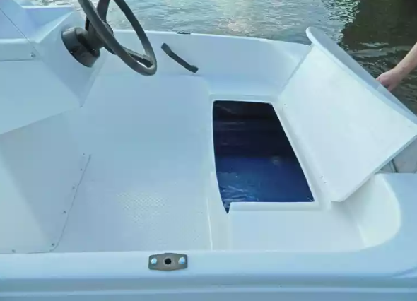 Стеклопластиковая лодка Пингвин с консолью (тримаран) в Таганроге